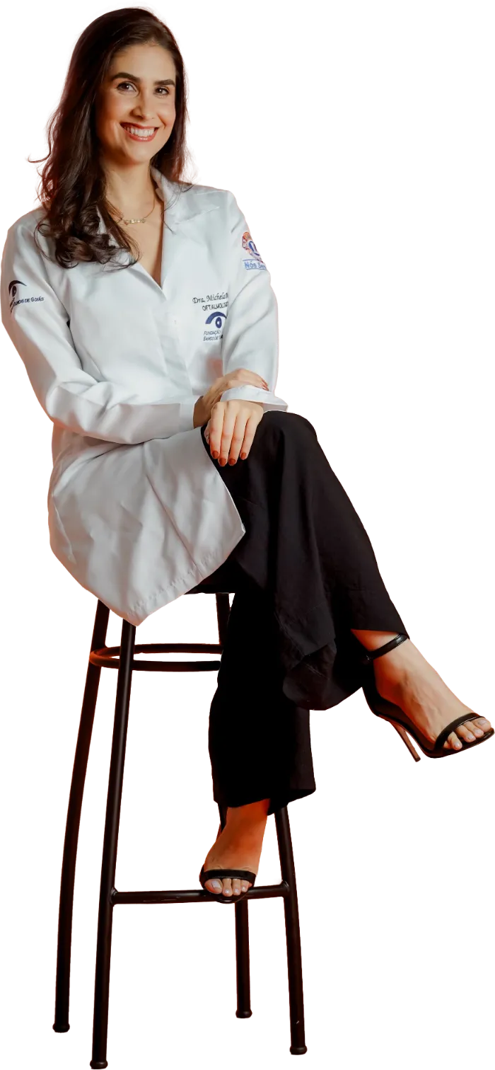 Dra. Michela Rosado, de jaleco, sentada